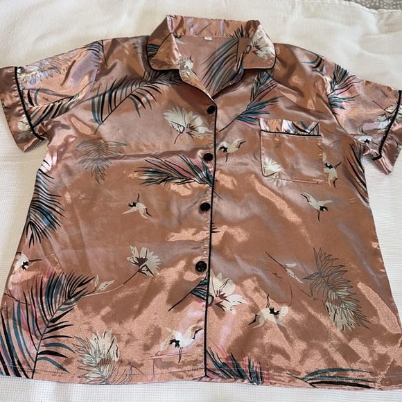 Woman’s Floral Satin Pajama Set  top and shorts size Large Peach color - Picture 5 of 16